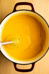 Soupe de potiron - Mixer le tout au blender ou au mixeur plongeant, en ajoutant l'eau de cuisson petit à petit jusqu'à obtenir un velouté lisse, plus ou moins liquide selon son goût.