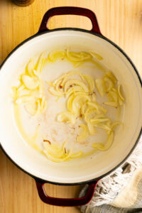 Soupe de potiron - Y faire revenir l'oignon en remuant, sans le laisser colorer, jusqu'à ce qu'il soit translucide.