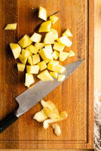 Soupe de potiron - Couper les pommes de terre en morceaux.