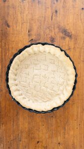 Fond de tarte brisée précuit à blanc dans le moule, piqué et le bord cranté