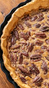 Tarte aux noix de pécan cuite, les noix brillantes sur le dessus