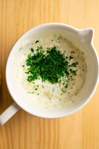 Tzatziki - Ajouter l'aneth et la menthe.
