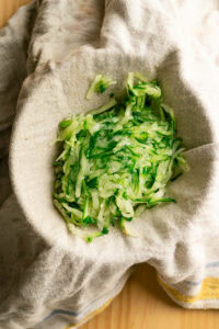 Tzatziki - Déposer le concombre dans un torchon propre.