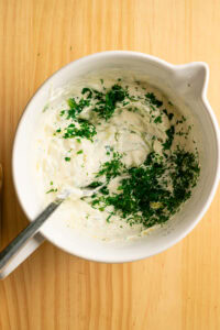 Tzatziki - Mélanger pour les répartir.