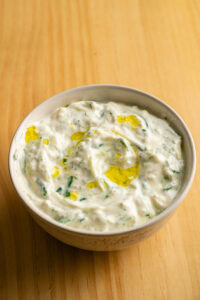 Tzatziki - Servir frais, avec quelques gouttes d'huile d'olive sur le dessus.