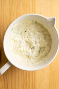 Tzatziki - Mélanger à la cuillère jusqu'à obtenir une sauce crémeuse et homogène.