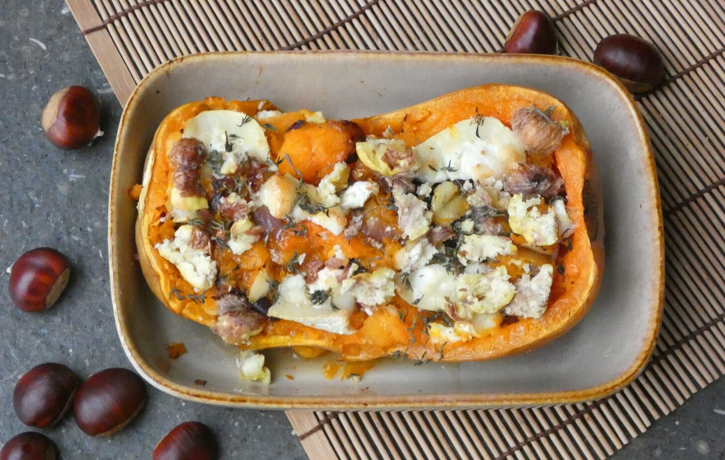 pumpa med getost Butternut farcie au chèvre, ail rôti et châtaignes - En-tete