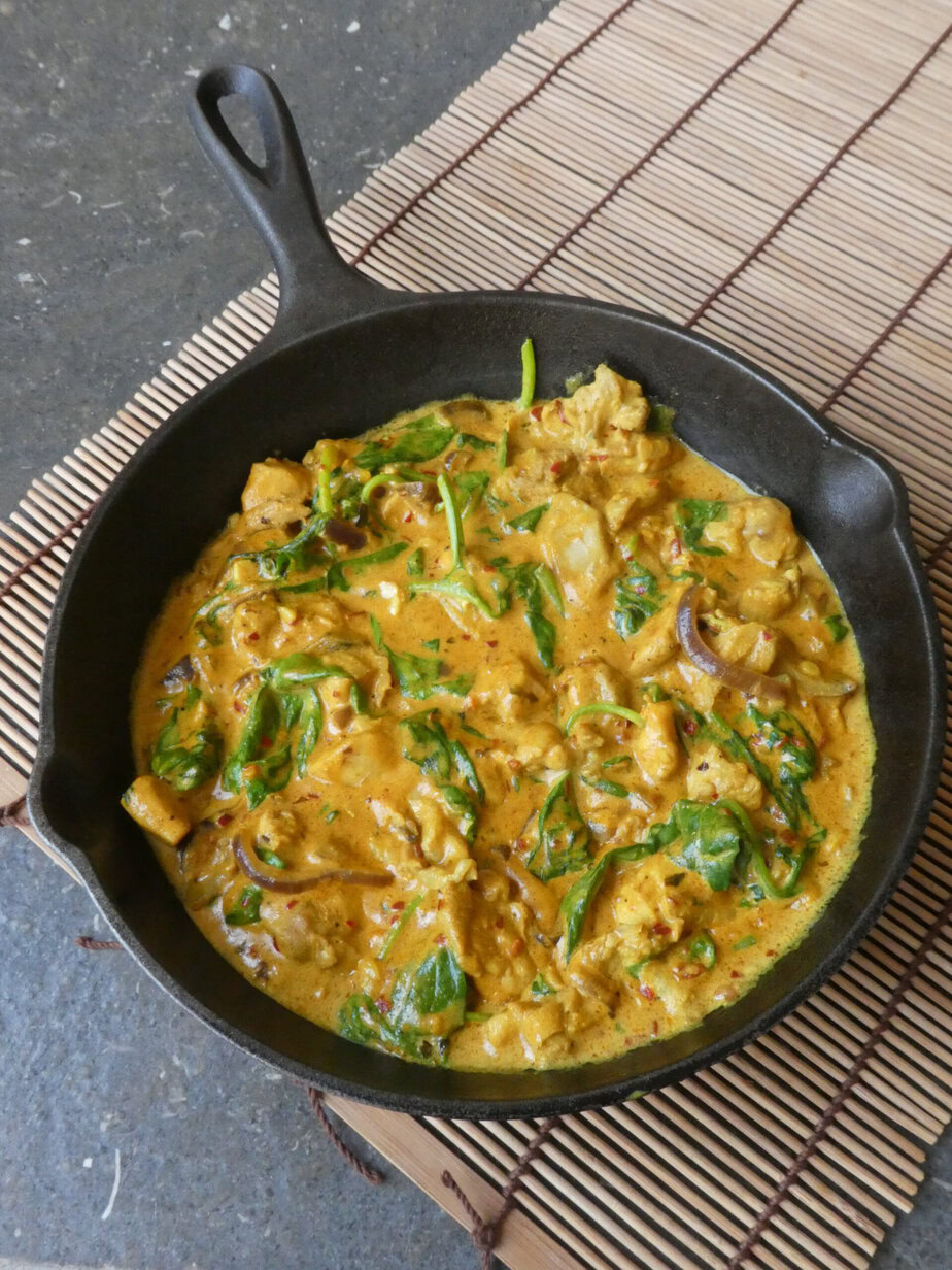 Curry indien de poulet aux épinards