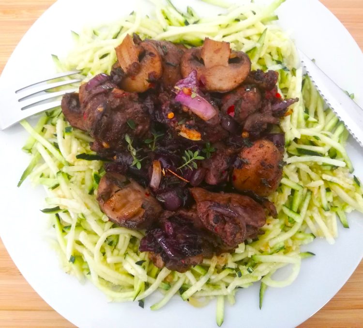 Foies de volaille aux champignons, spaghetti de courgette à l'ail - En-tete
