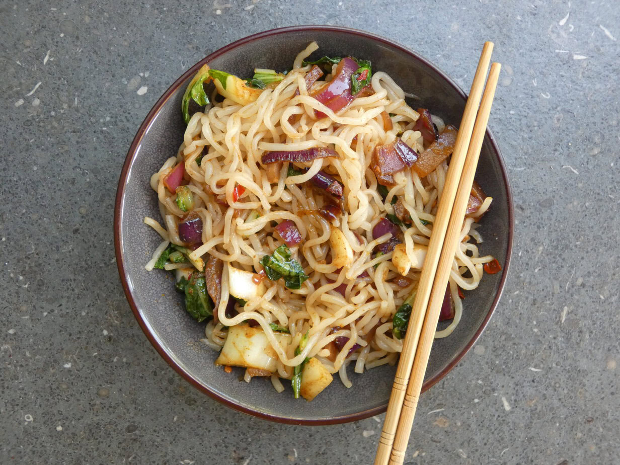 Kelp noodles sautées au pak-choï
