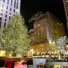 Le sapin de Noël illuminé du Rockefeller Center au-dessus de la statue dorée de Prométhée, New York