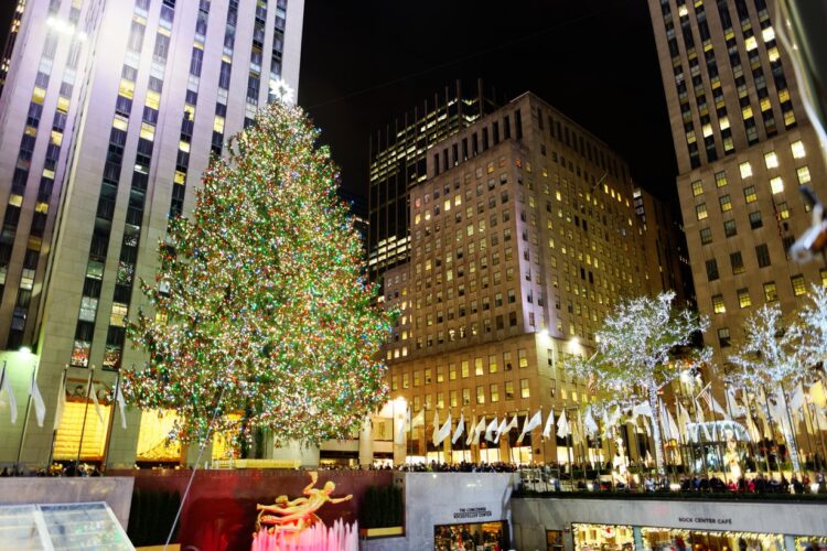 Le sapin de Noël illuminé du Rockefeller Center au-dessus de la statue dorée de Prométhée, New York