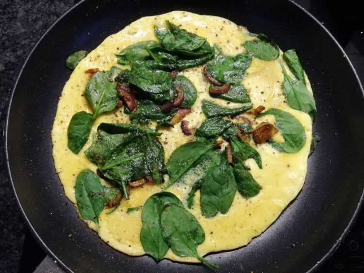 Omelette aux épinards et à l'oignon rouge - En-tete