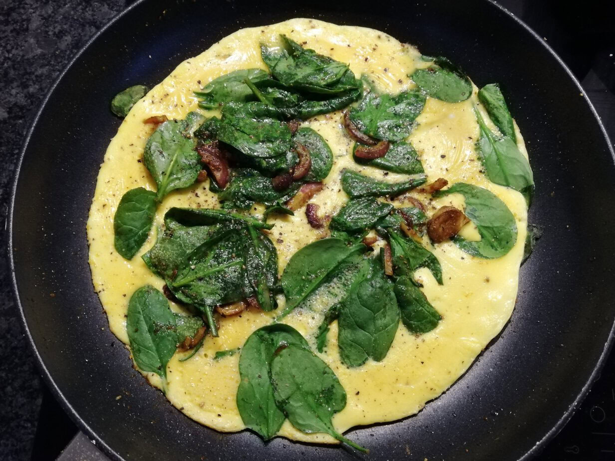 Omelette aux épinards et à l'oignon rouge