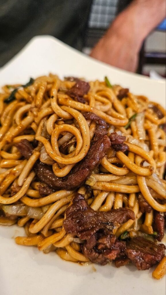 Lo mein au bœuf chez 456 New Shanghai, Chinatown, New York