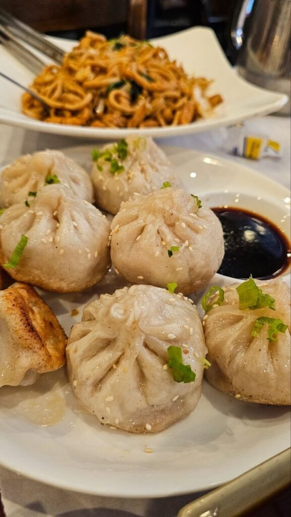 Sheng jian bao au sésame et à la ciboule chez 456 New Shanghai, Chinatown, New York