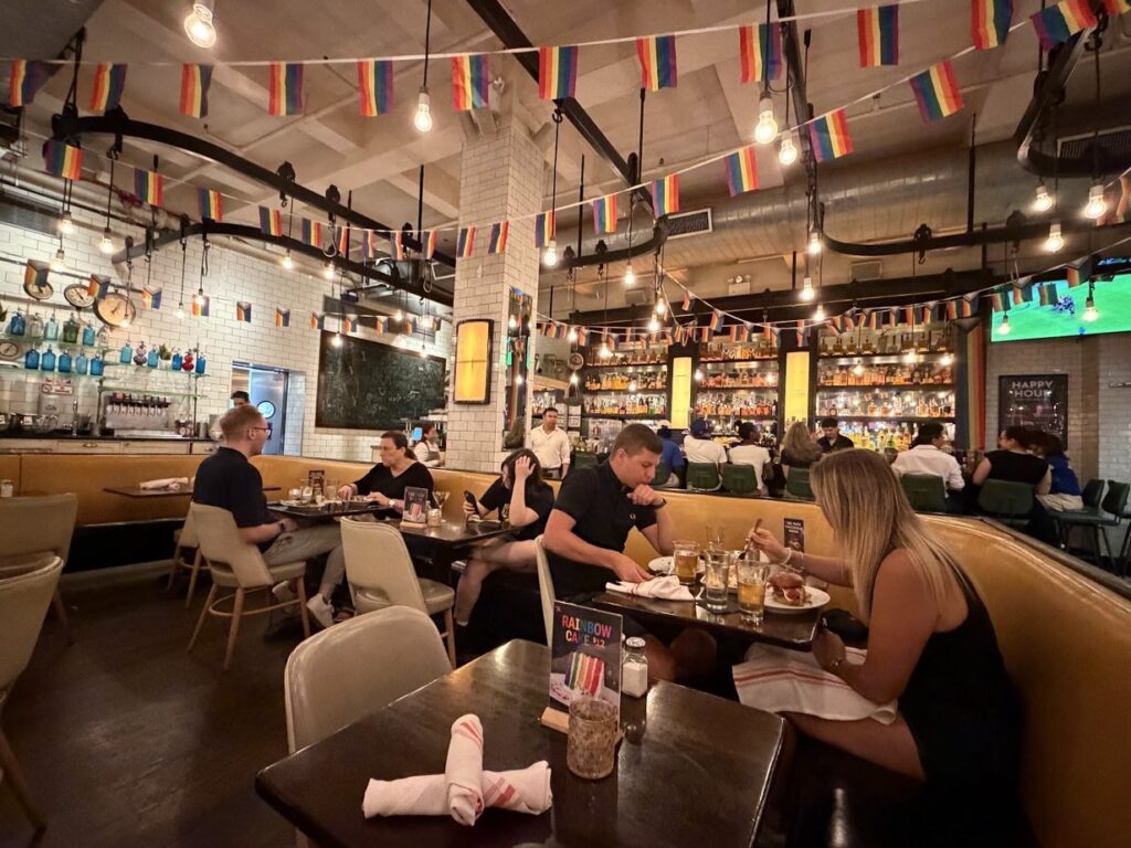 5 Napkin Burger, la salle avec banquettes et bar, New York