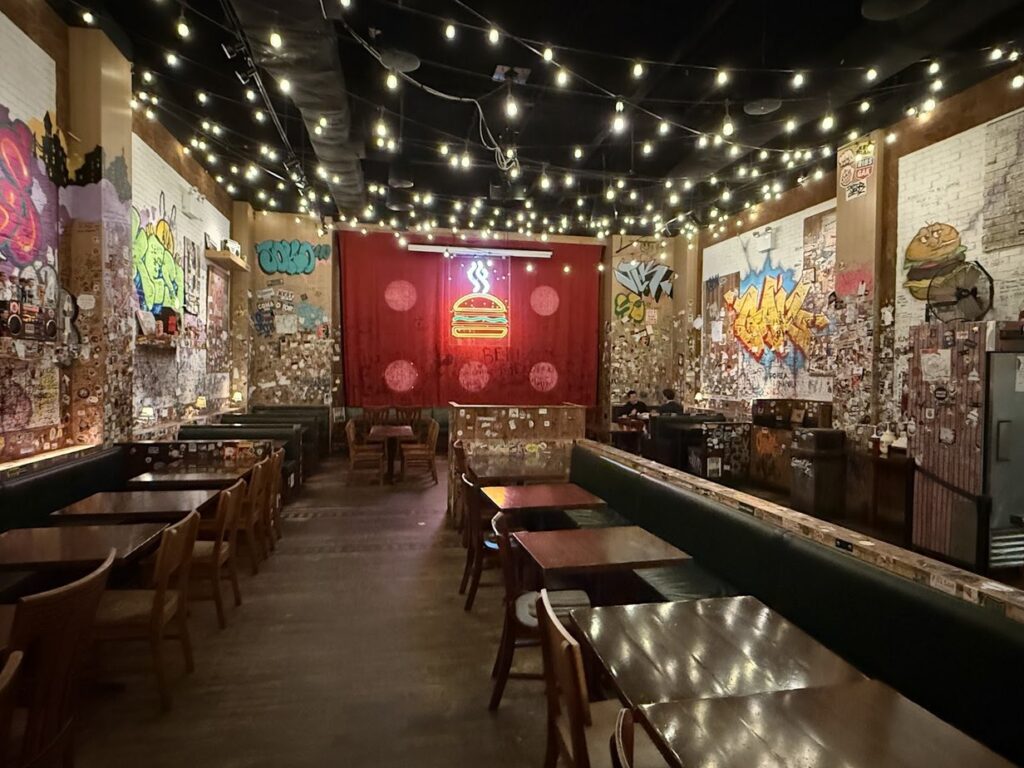 burger joint, la salle aux guirlandes lumineuses et l'enseigne néon, New York