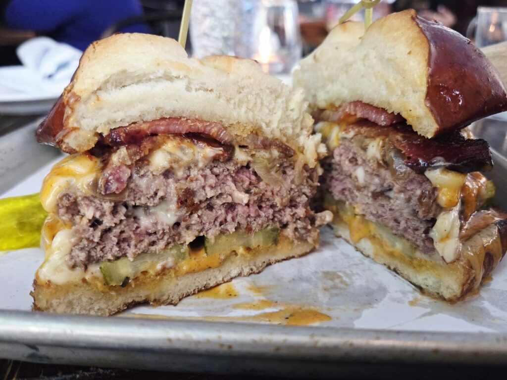 Emily, le burger Emmy coupé en deux dans son pain bretzel, New York