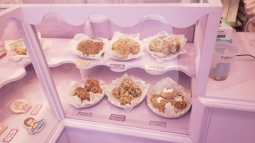 Funny Face Bakery, cookies dans la vitrine rose, New York