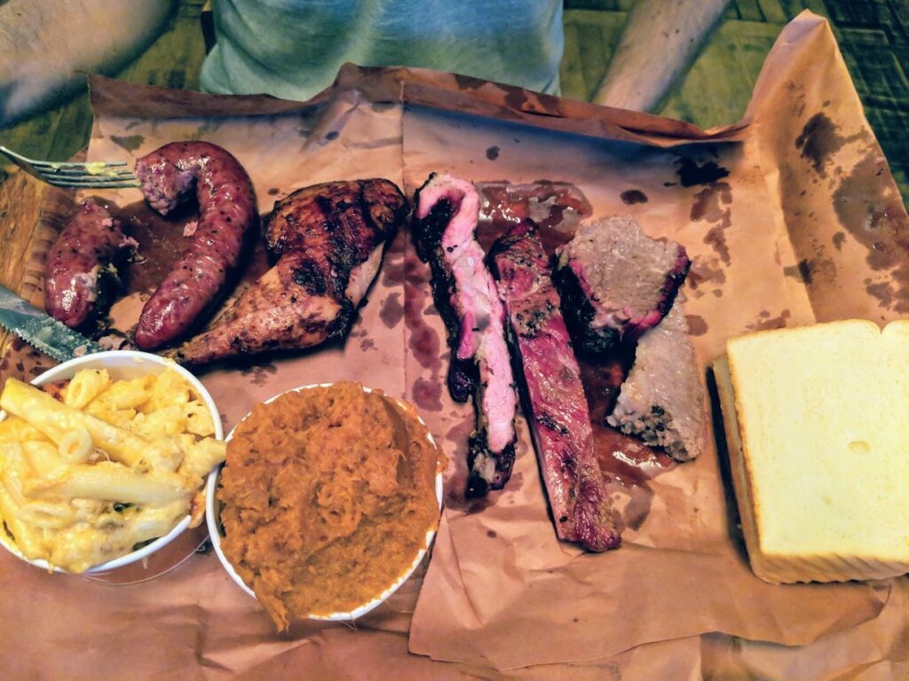 Hill Country Barbecue Market, plateau de viandes fumées sur papier boucher, New York