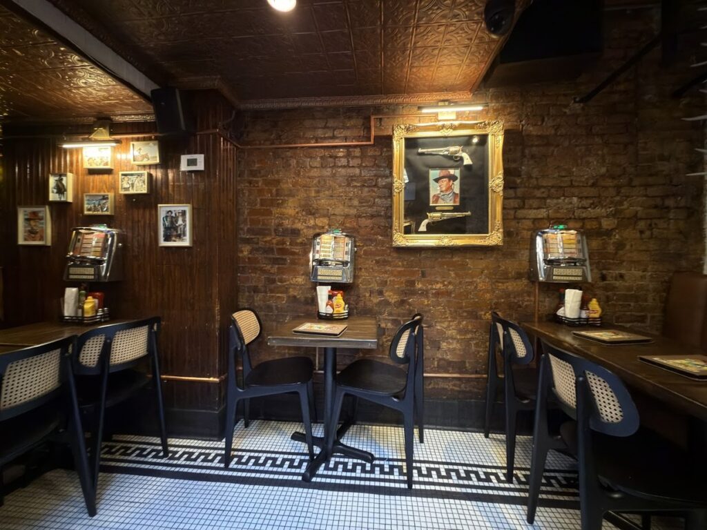 Jackson Hole Burgers, la salle aux juke-box de table, New York
