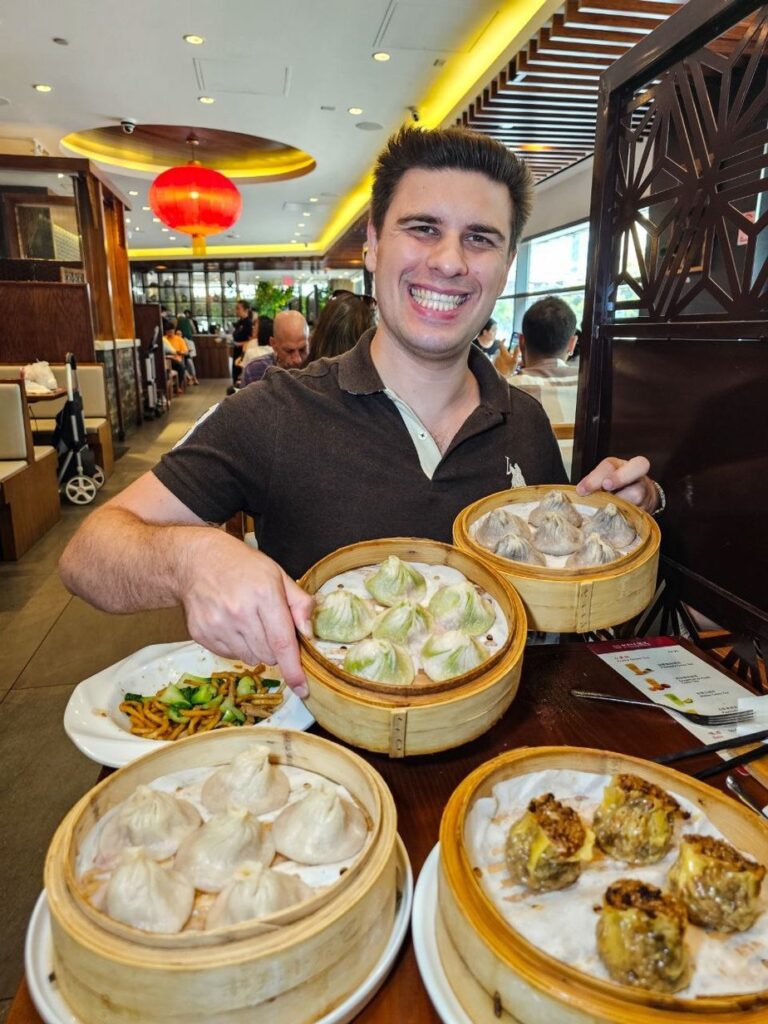 Marc Winer tenant deux paniers vapeur de xiao long bao chez Nan Xiang Xiao Long Bao, New York