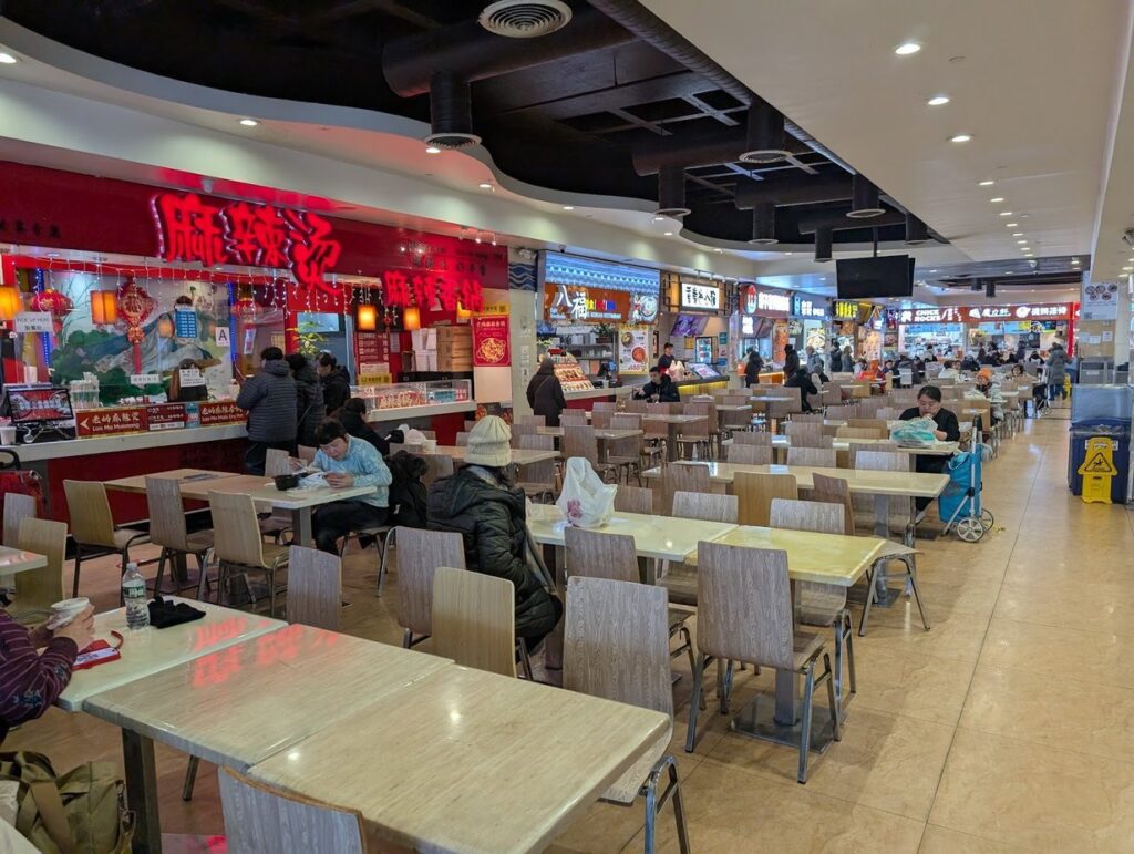 Le food court du New World Mall, les stands et la salle, New York