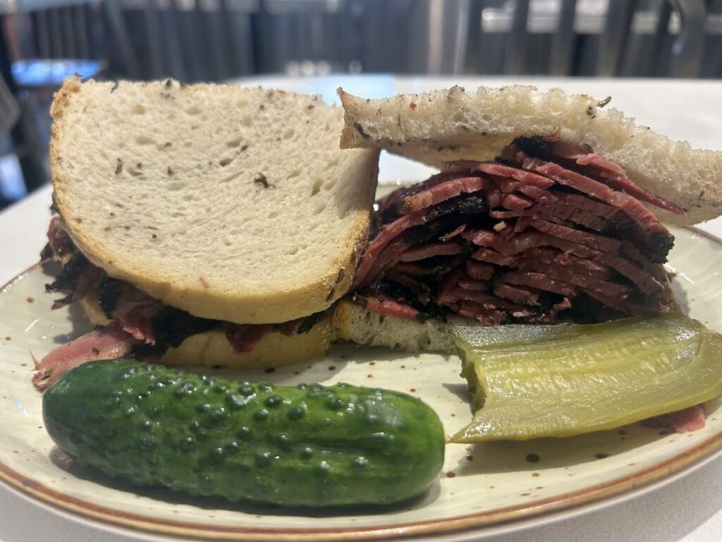 Pastrami Queen, sandwich au pastrami sur pain de seigle et pickles, New York