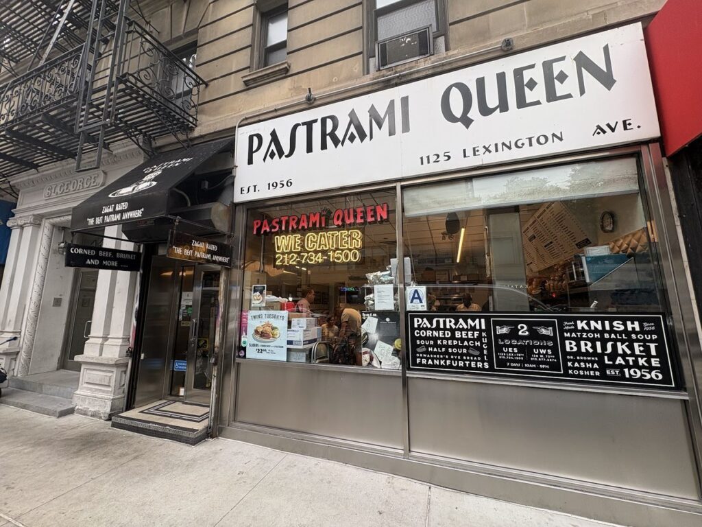 Pastrami Queen, la façade sur Lexington Avenue, New York