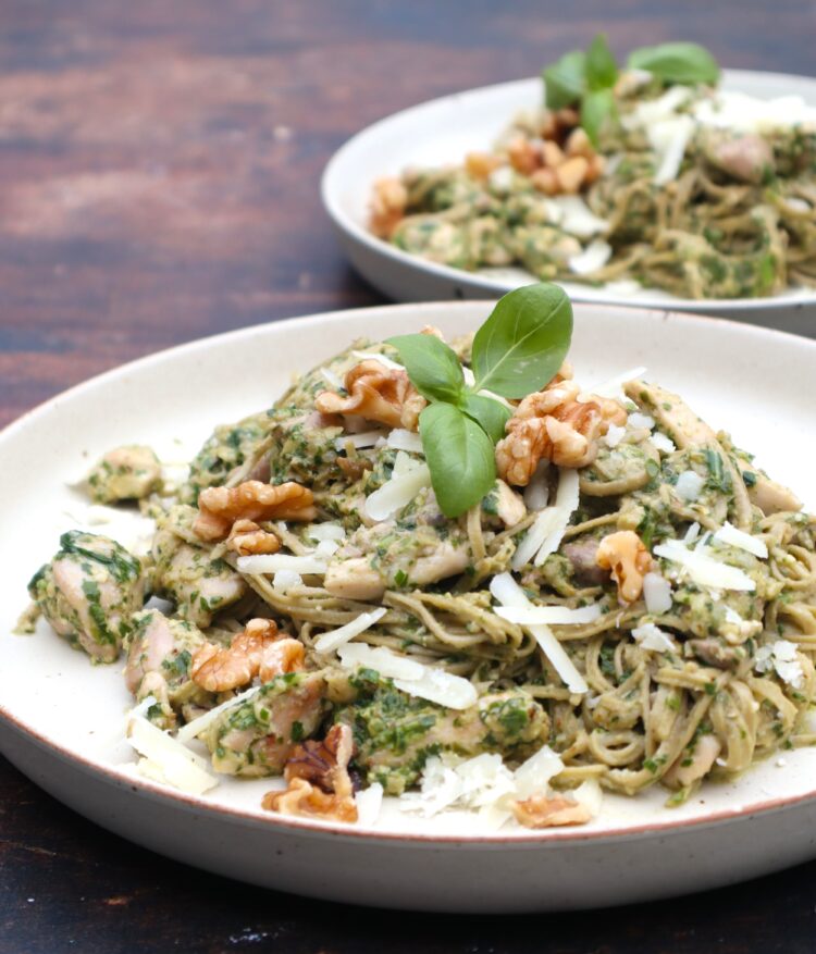 Spaghetti d'edamame au poulet et pesto roquette-noix (keto) - En-tete