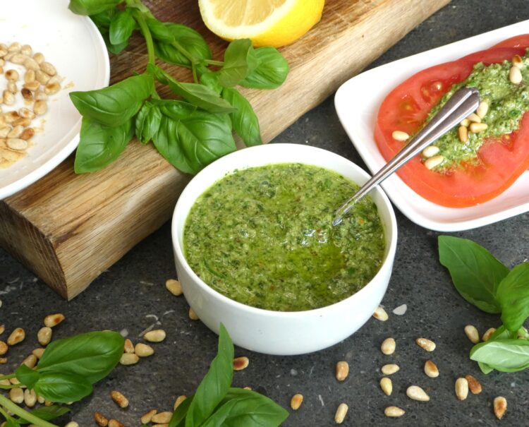 Pesto au basilic et pignons grillés - En-tete