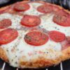 Pizza à pâte de chou-fleur (keto) - En-tete