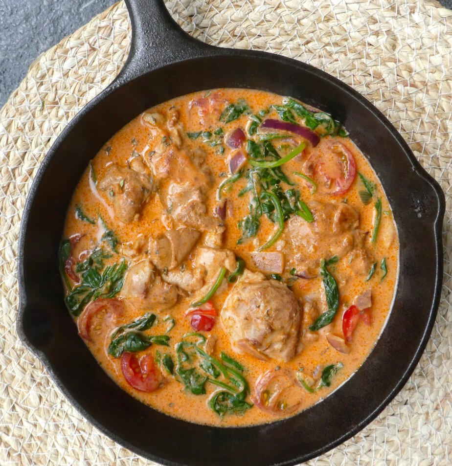 Poulet aux épinards et tomates à la crème - En-tete