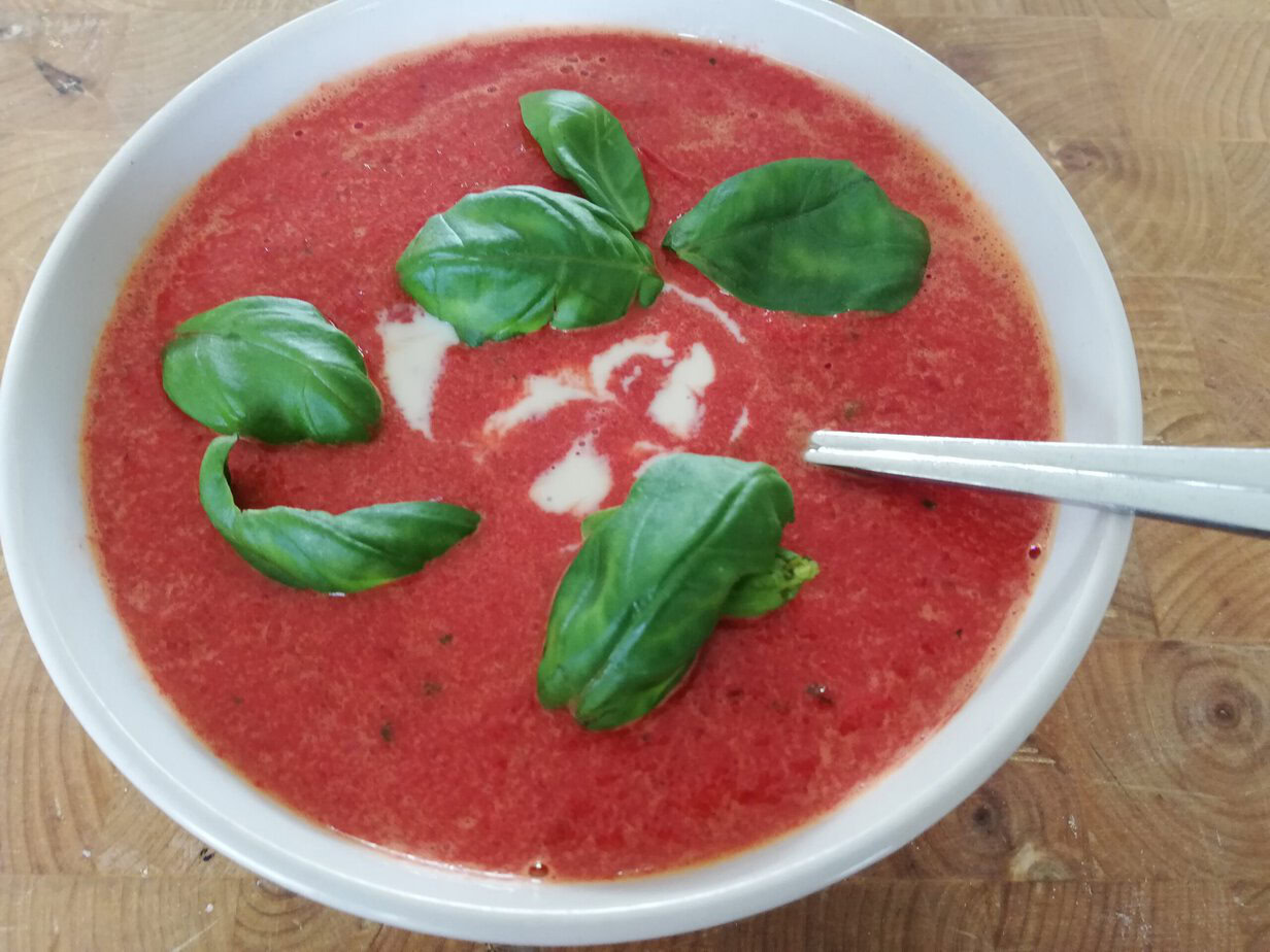 Soupe de betteraves à la tomate et au basilic