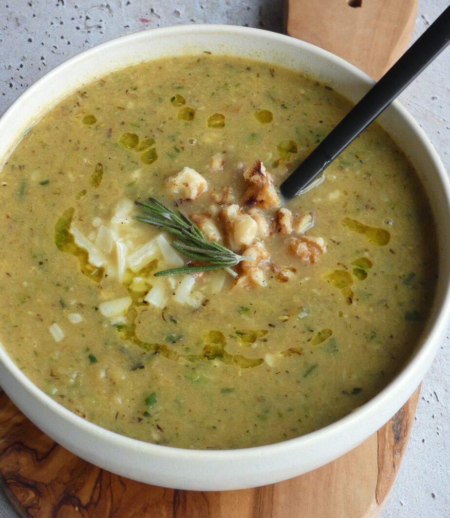 Soupe de courgettes au pecorino et aux noix