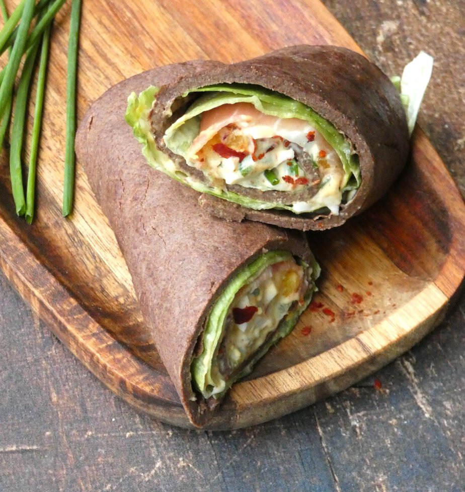 Wrap keto à la salade d'œufs et au jambon cru